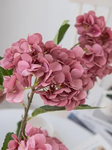 Kunstmatige hortensia bloem tak detail close-up roze bloemstuk home decor bruiloft