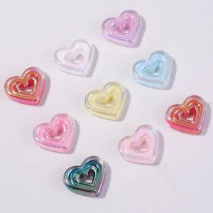 Gros plan de perles de cœur en acrylique coloré, idéal pour bracelets et colliers DIY.