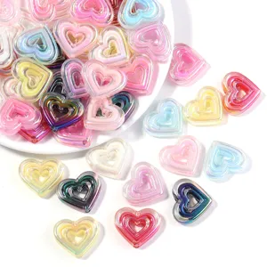 Perles en acrylique coeur revetement UV en detail pour la creation de bijoux faits main.