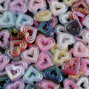 Perles de coeur en acrylique colorees avec placage UV, ideales pour bracelets et colliers DIY.