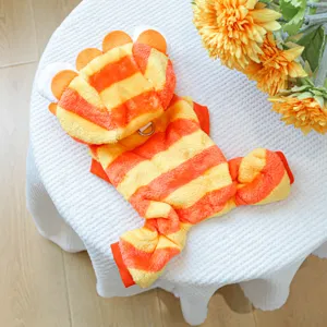 Detailansicht des süßen orange gestreiften Plüsch-Haustierkostüms für kleine Hunde, warm mit Kapuze.
