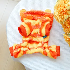 Plüsch Haustier Kostüm Detailansicht, orange gelb gestreifte Winter warme Kleidung für Hunde.
