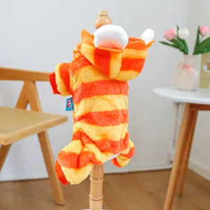 Detailaufnahme des niedlichen orange gestreiften Plüsch-Haustier-Hoodie-Kostüms mit Öhr.