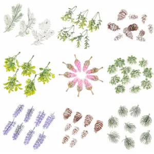 Décorations de plantes de Noël artificielles, pommes de pin, feuilles et accessoires floraux.