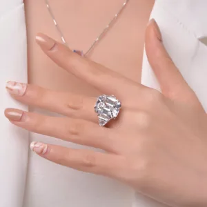 Impresionante anillo de plata con piedra tallada para mujer, joya elegante y moderna.