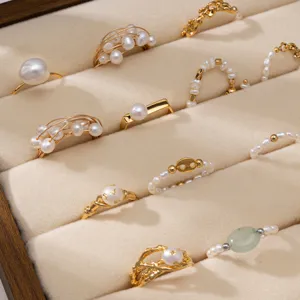 Ensemble de bagues perles d'eau douce dorées détail, bijoux femme vintage élégants.