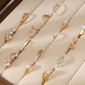 Ensemble de bagues en perles d'eau douce, bijoux dorés élégants pour femmes détail.