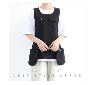 Vue détaillée du tablier style gilet noir avec poches pratiques et design de travail.