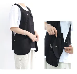 Detail de tablier de travail noir a poches multiples, ideal pour la cuisine et les cafes restau.