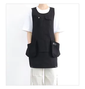 Tablier de travail noir avec multiples poches, idéal pour la cuisine et le service en restaurant.