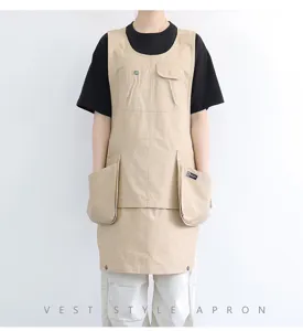 Tablier style gilet en toile kaki avec plusieurs poches pour la cuisine et le café.
