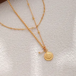 Délicat collier pendentif coquille perle multicouche ton or, chaîne clavicule élégante femme.