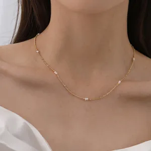 Délicat collier doré orné de perles d'eau douce naturelles, superbe chaîne de clavette.