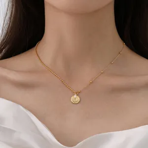 Collier ras du cou perlé doré avec pendentif coquillage, détail bijou exquis pour femmes.