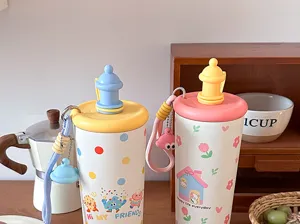Botella termo de acero inoxidable con correa y divertidos estampados de dibujos animados.