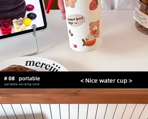 Lindo vaso de agua térmico portátil de acero inoxidable con bonito patrón de oso y fresa.