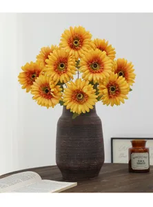 Künstlicher Gänseblümchen Blumenstrauß in dunkler Vase, Heimdekoration Fotografie Requisite.