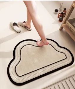 Vista detallada de alfombra de baño de tierra de diatomeas en forma de nube antideslizante
