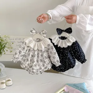 Süßes Baby Langarm Strampler mit Blumenmuster, Spitzenkragen und passender Schleife im Detail