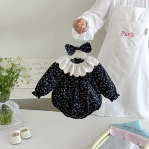Detailansicht des langärmeligen Baby Mädchen Stramplers mit Blumenmuster und Spitze.
