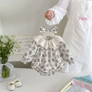 Baby Blumenmuster Langarm Strampler Detail mit Spitzenkragen und passendem Schleifen Stirnband.