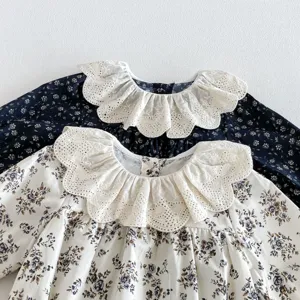 Detailansicht süßes Kleinkind Blumen langarm Kleid mit Vintage-Spitzenkragen für Mädchen.