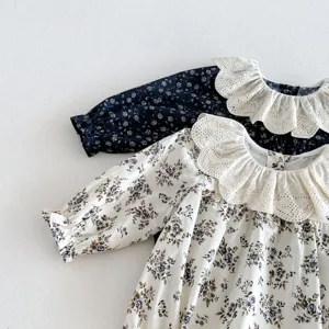 Detailansicht des Baby Kleinkind Blumen Langarm Bodys mit zarter Spitzenkragen.