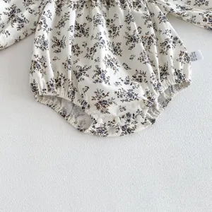 Detailansicht des niedlichen Baby Langarm Stramplers mit Blumenmuster aus Baumwolle.