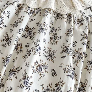 Kleinkind Baby Mädchen Vintage Blumen Langarm Strampler Detailansicht mit feinem Spitzenkragen.