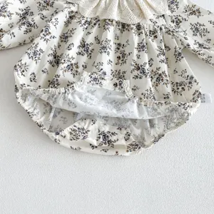 Blumiges Baby Mädchen Body Detail mit feinem Spitzenkragen und praktischen Knöpfen.