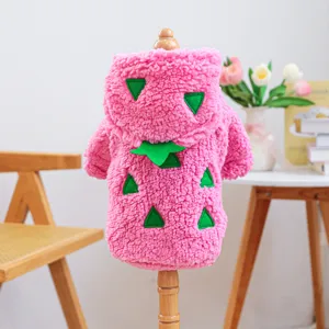 Gemütlicher Erdbeer Haustier Hoodie für kleine Hunde, weiche Plüsch Welpenkleidung.
