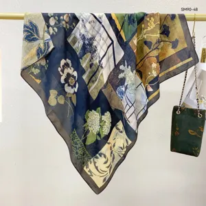Gedetailleerd uitzicht van luxe bloemenprint vierkante sjaal, elegant vintage meerkleurig patroon.