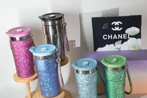 Tasse de voyage isotherme en titane pur avec couvercle aimanté et sangle à paillettes.
