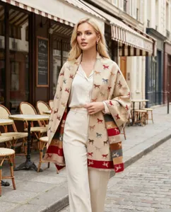 Elegante sjaal van imitatiekasjmier met veelkleurig paardenpatroon en franjes aan de rand.