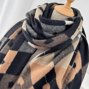 Gros plan d'une écharpe pashmina chaude et épaisse à motifs géométriques pour l'hiver.
