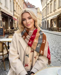 Elegant model met een wintersjaal met paardenpatroon in een café in een Europese straat