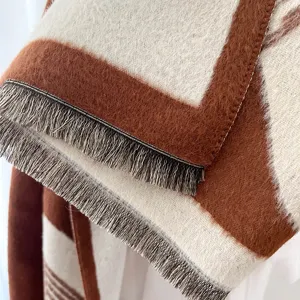 Vista macro que muestra la textura gruesa y los flecos de un chal jacquard retro de caballo