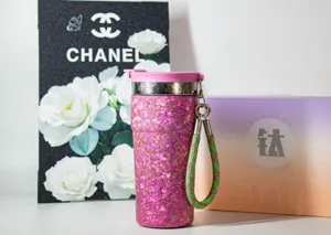 Gourde isotherme portable en pur titane avec sangle, tasse à vide élégante pour bureau et voiture.