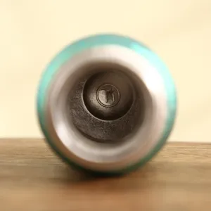 Vista dettagliata del fondo interno di una tazza termica portatile mini con logo TI.