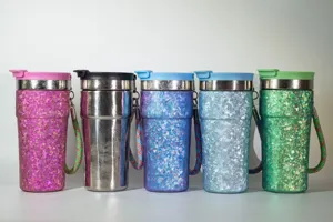 Vue détaillée des tasses de voyage isothermes en titane portables colorées avec des lanières.