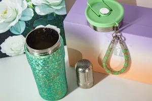 Vue détaillée du gobelet thermos en titane pur avec infuseur à thé et lanière.