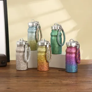 Vista dettagliata della mini tazza termica portatile con corda elegante e corpo glitterato.