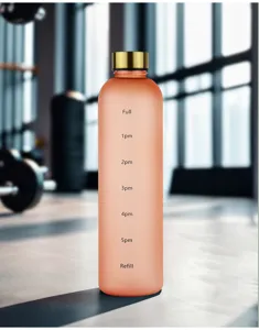 Vista detallada de la botella de agua de plástico degradado esmerilado con marcas.