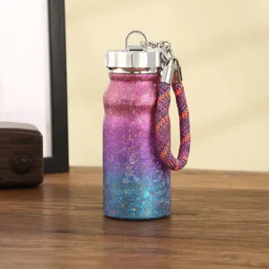 Mini borraccia termica portatile con sfumatura di colore e cordino intrecciato per viaggi.