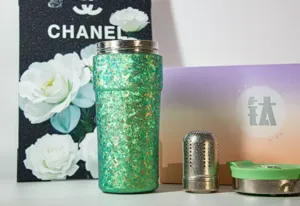 Bouteille isotherme en pur titane haut de gamme avec infuseur à thé et design portable quotidien.