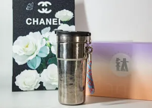 Tasse de voyage en pur titane de qualite superieure thermos isolee avec laniere portable.