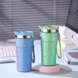 Gobelet isotherme a cafe en titane portable avec laniere, vue detaillee en deux couleurs.