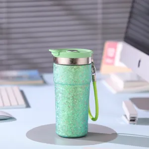Tasse isotherme pailletée verte avec lanière portable et couvercle pour bureau ou voiture.