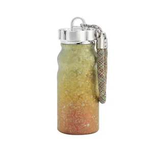 Bottiglia d'acqua termica mini portatile con colore sfumato e cinturino intrecciato.