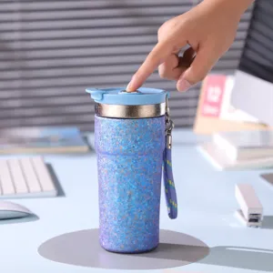 Tasse a cafe isotherme portable elegante avec couvercle etanche et sangle pour bureau.